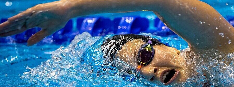 Schwimmerin beim Kraulzug