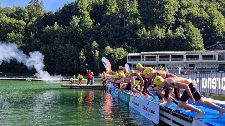 Bild vom Start SchwimmerInnen auf dem Ponton