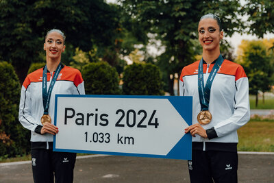 Alexandri Schwestern mit Schild Paris 2024 1034 km