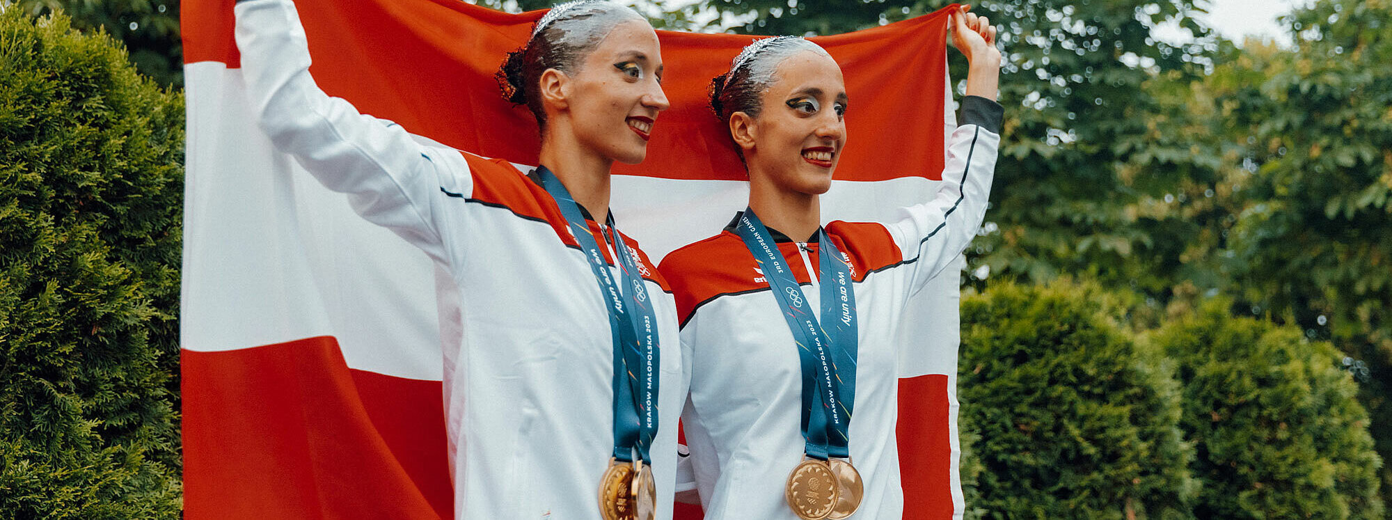 Alexandris mit Medaillen und österreichischer Flagge 