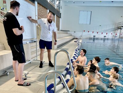 U17 bei der taktischen Besprechung im Wasser