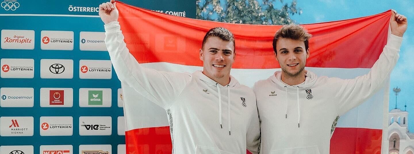 Alex Hart und Nico Schaller mit der österreichischen Flagge