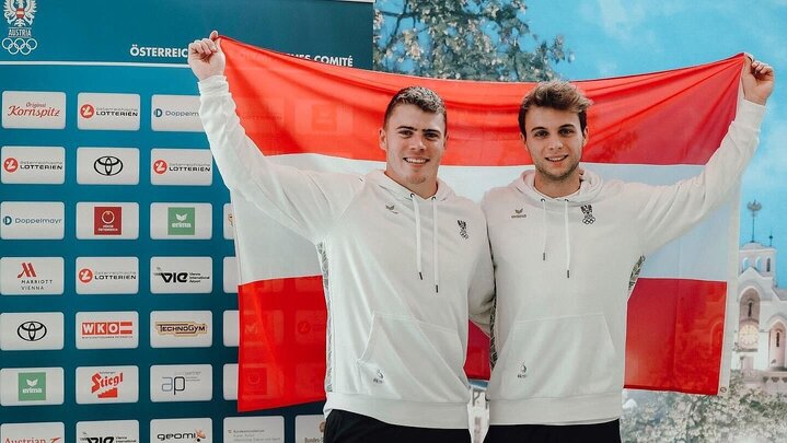 Alex Hart und Nico Schaller mit der österreichischen Flagge