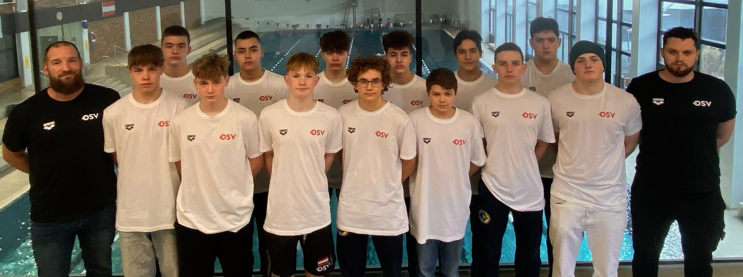 Gruppenbild U17 vor Schwimmhalle Linz