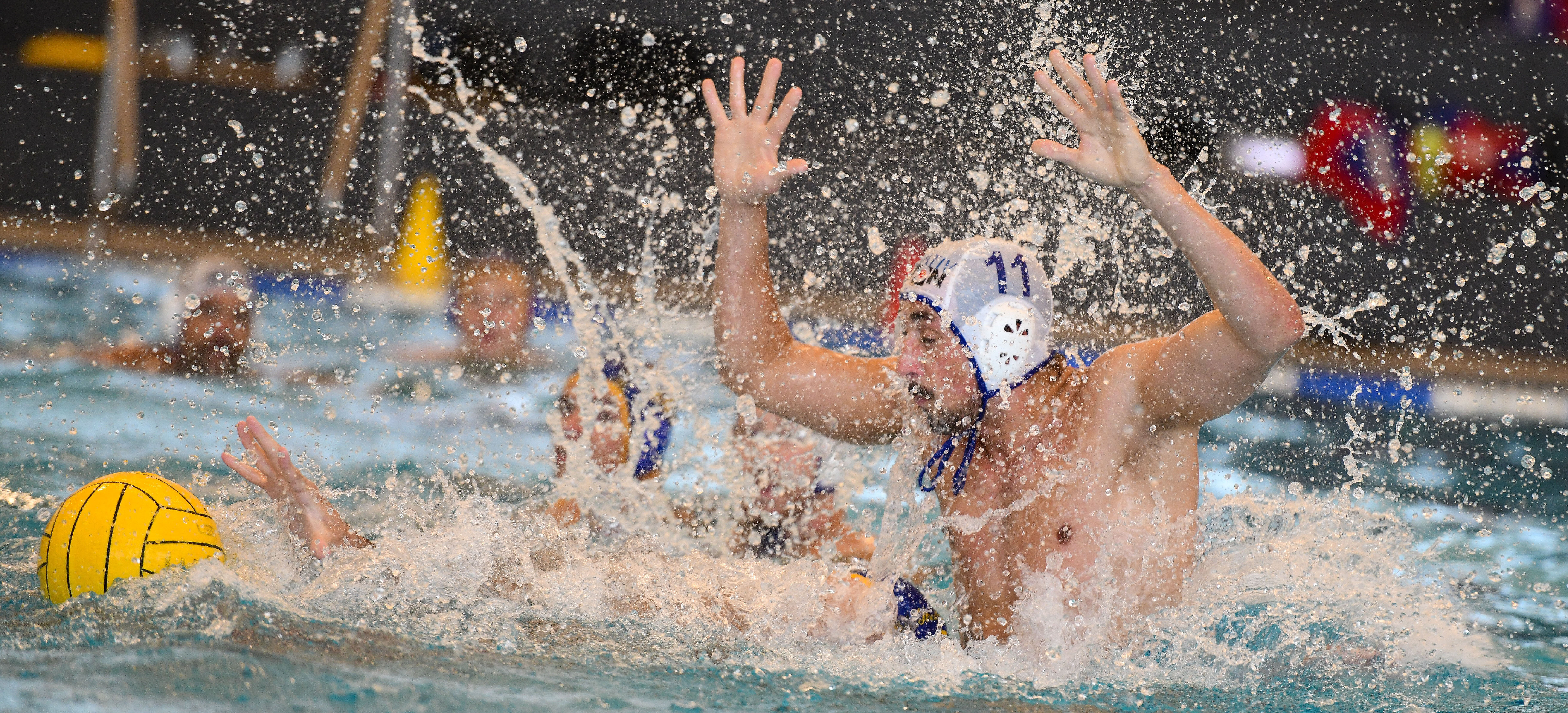 Wasserball Kampf um Ball